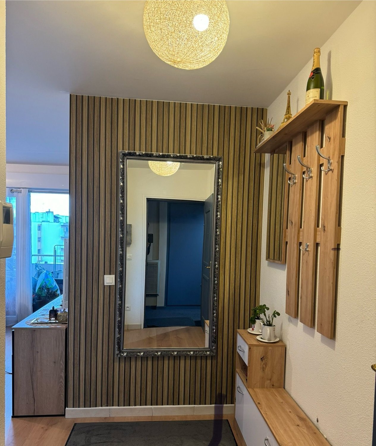 Entrée avec tasseaux de bois, grand miroir et patères sur mesure — Pro Innovation EB