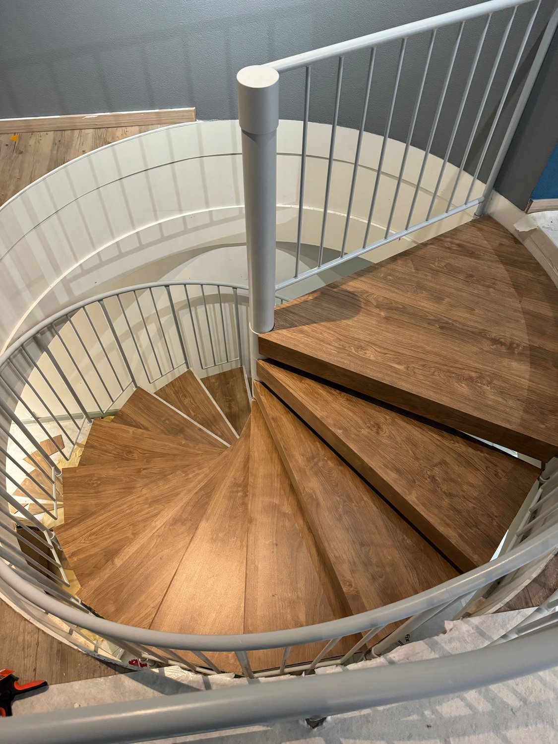 Escalier hélicoïdal avec marches en bois et garde-corps blanc — Pro Innovation EB