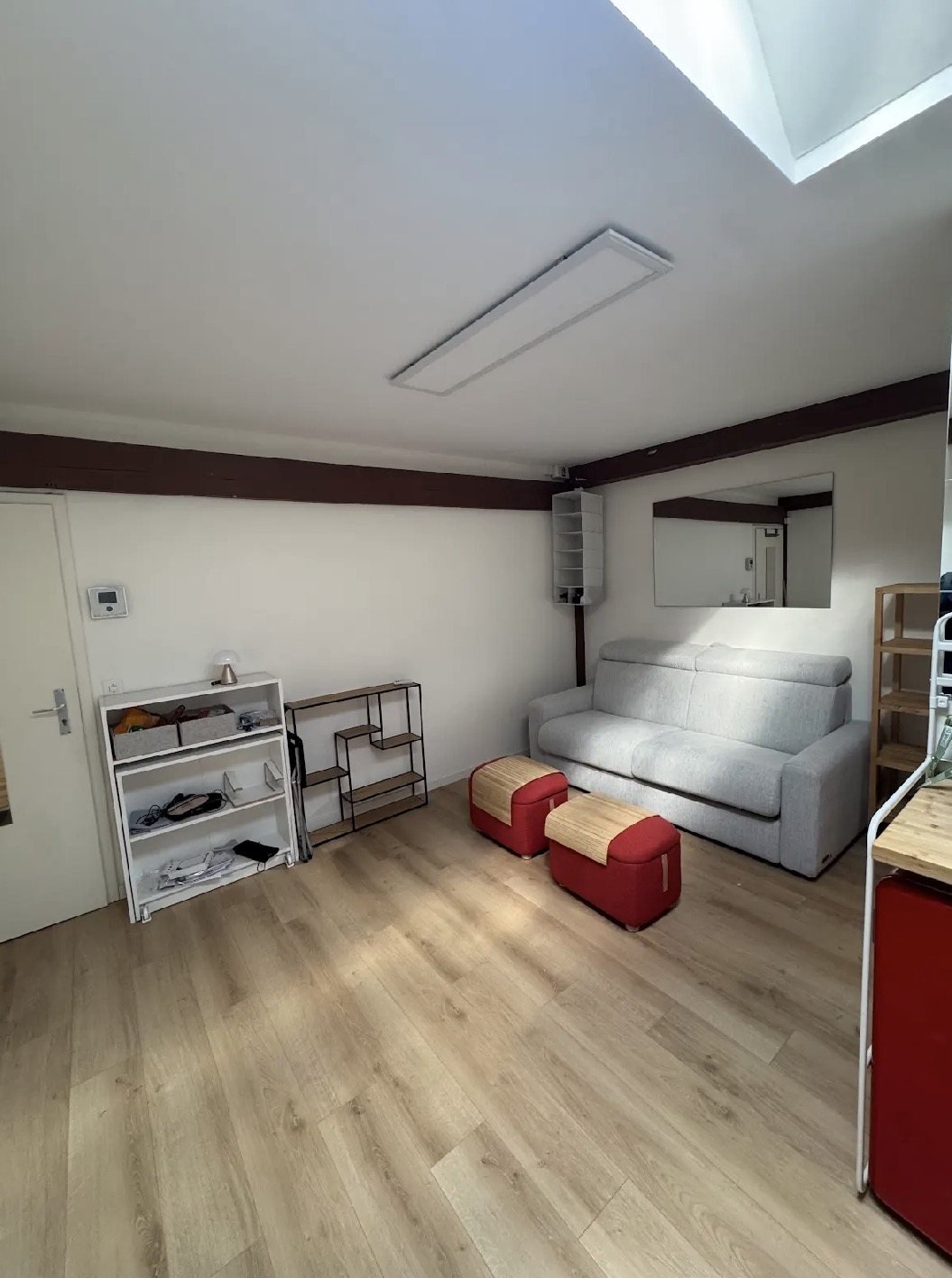 Séjour aménagé sous combles avec velux et sol stratifié clair — Pro Innovation EB
